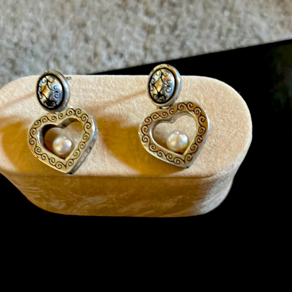 Beautiful heart brighten earrings with the pearl in the middle